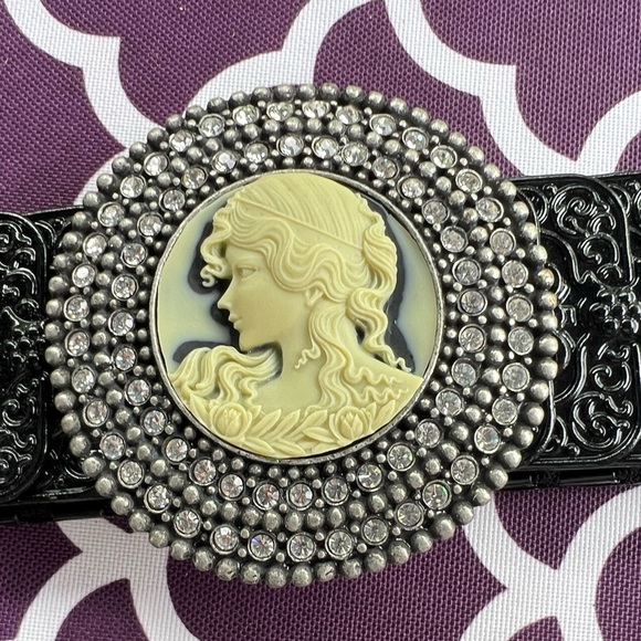 Women’s Cameo Rhinestone Elastic Metal belt -very Classy - Picture 2 of 2